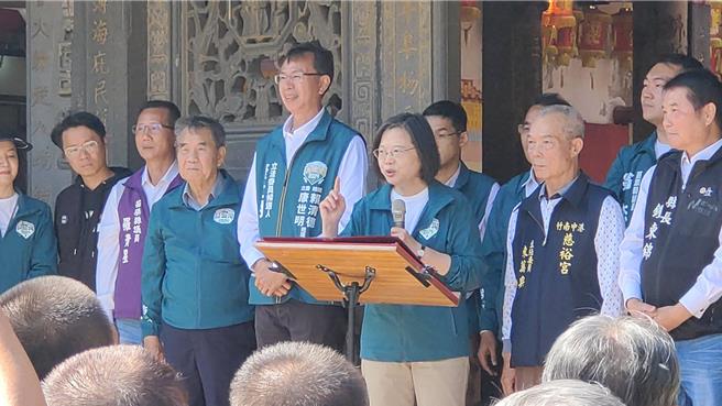 總統蔡英文25日上午赴苗栗縣竹南鎮慈裕宮參拜，替民進黨立委候選人康世明拉票。（讀者提供／謝明俊苗栗傳真）