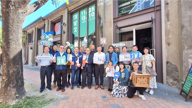 高雄市政府农业局25日起在驳二大义仓库C8-8举办城市友善动物品牌概念展，高雄市议员郑孟洳（前左）等人合影。（农业局提供／林瑞益高雄传真）
