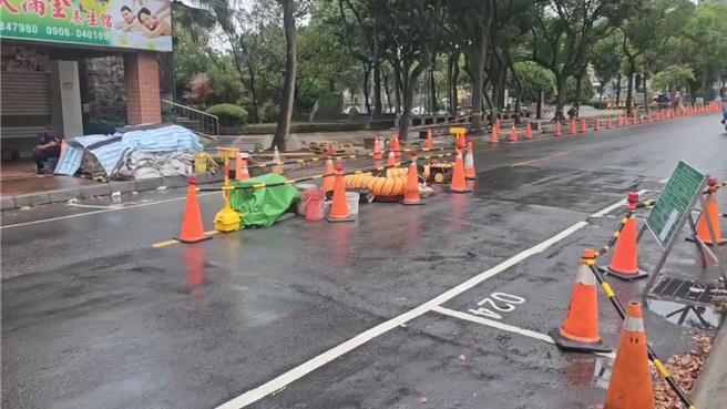 民眾指控桃园龟山下水道工程没做好安全防护措施， 罔顾用路人安全。（民眾提供）