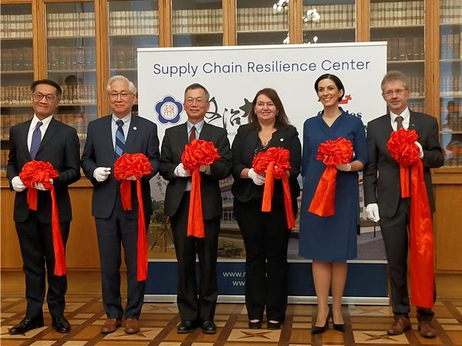 国科会主委吴政忠近日率团访欧洲，11月24日与捷克参议院议长韦德齐及捷克眾议院议长艾达莫娃共同见证「供应链韧性中心」于捷克查理大学揭牌，以及查理大学校长克拉利奇科娃与政治大学校长李蔡彦签署执行协议书。(国科会提供)