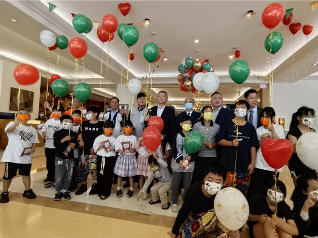 副市長林瑞彥等人與孩子放開愛心氣球，氣球飄空，象徵著孩子的夢想起飛。（廖素慧攝）