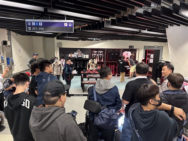 商品區前面排滿球迷準備等待一日店長Rina。(黃及人攝)