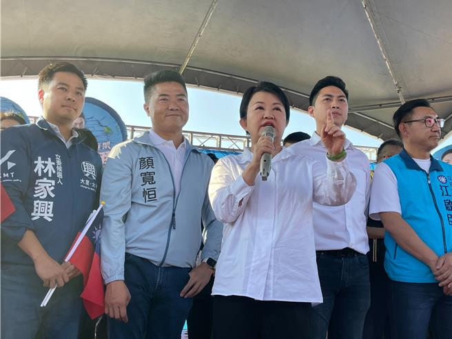 台中市長盧秀燕今天替台中四選區立委參選人廖偉翔站台，批中央「不想給我政績」卡台中建設。（張亦惠攝）