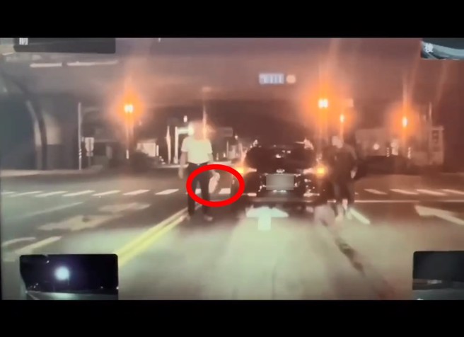 因为按喇叭而对方下车理论，但是手上拿的却是吐司。（翻摄爆料公社）