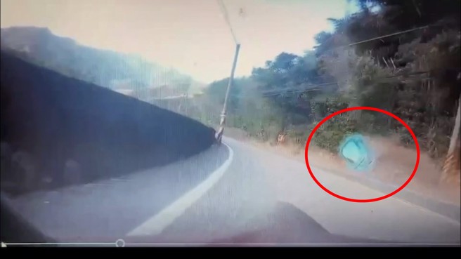 保時捷疑似打滑自撞山壁。（翻攝記者爆料網）