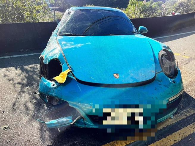 45歲徐姓男子25日上午駕駛保時捷跑車行經桃園市復興區台7線時，因路邊泥濘，打滑自撞山壁。（翻攝畫面）