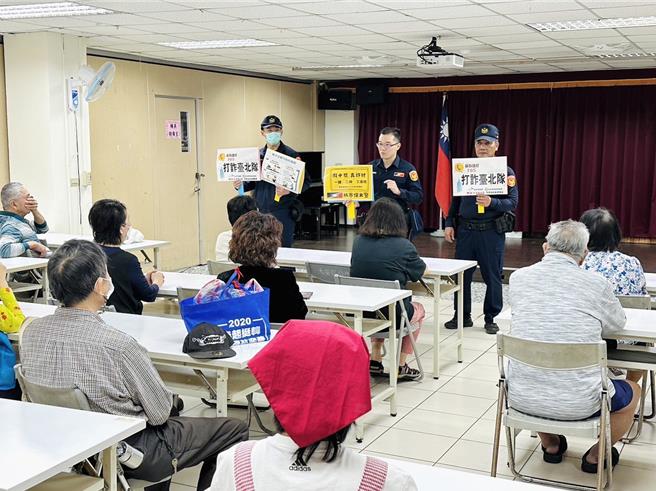 北市保大警至大安区群英里进行「识诈、反诈」宣导。（翻摄照片／林郁平台北传真）
