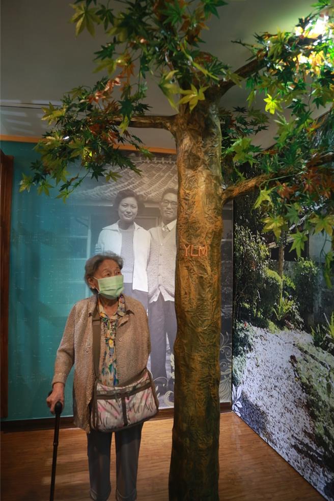 诗人余光中的夫人范我存，2021年于《无鞍骑士颂》特展中驻足于復刻的故居场景。（取自中山新闻／李怡芸台北传真）