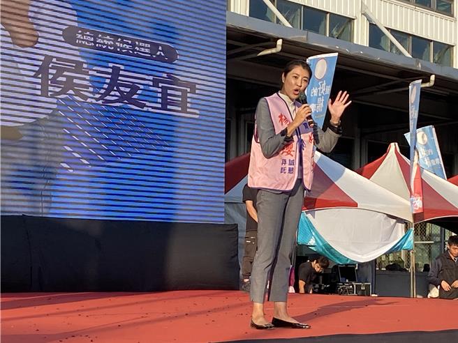 南投縣長許淑華說，她跟楊瓊瓔一樣單身沒結婚，政治服務用心，把楊當作她學習的對象。（張妍溱攝）