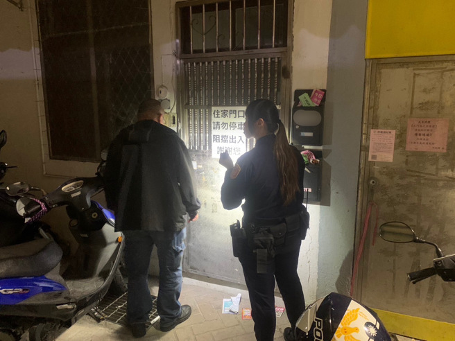 基隆劉銘傳路巷內有一女子受困於自家鐵門與樓梯間，楊員隨即趕往現場協助。（圖／警方提供）