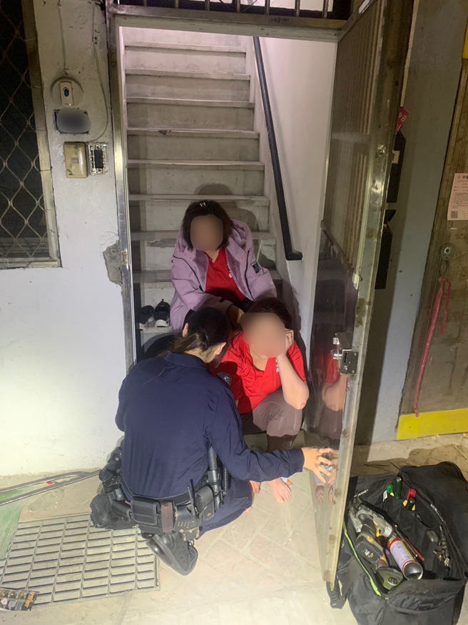 基隆劉銘傳路巷內有一女子受困於自家鐵門與樓梯間，楊員隨即趕往現場協助，所幸經鎖匠開鎖後終於將鐵門成功開啟，並經救護人員到場確認女子身體無大礙。（圖／警方提供）
