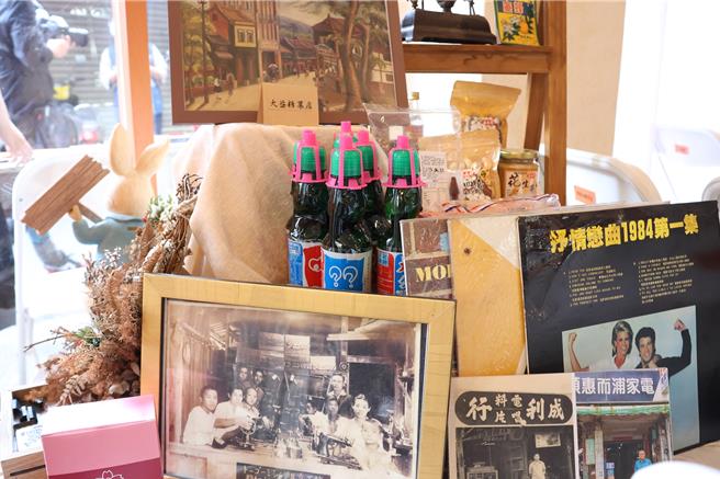 嘉义市二通生活圈街角馆成果展，今天在中央第一商场展出老物件新创意。（嘉义市政府提供／廖素慧嘉市传真）