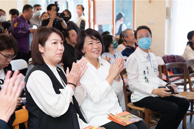 嘉义市长黄敏惠聆听二通生活圈街角馆主理人分享二通的故事。（嘉义市政府提供／廖素慧嘉市传真）