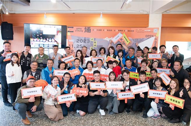 嘉义市长黄敏惠（第二排抱红衣女孩者）称许二通生活圈街角馆执行店家的成果。（嘉义市政府提供／廖素慧嘉市传真）