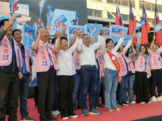 國民黨台中三選區立委楊瓊瓔（前排右一）爭取連任，25日於神岡舉辦競選總部成立大會，國民黨總統參選人侯友宜（前排右二）、前高雄市長韓國瑜（前排左二）和台中市長盧秀燕（前排中）同台力挺。（潘虹恩攝）