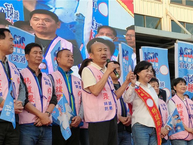 國民黨台中三選區立委楊瓊瓔25日於神岡舉辦競選總部成立大會，前高雄市長韓國瑜表示，台灣人口密度位居全球第二，砲彈打過來是百姓遭殃，而打開和平大門的鑰匙就在國民黨總統參選人侯友宜手上。（潘虹恩攝）
