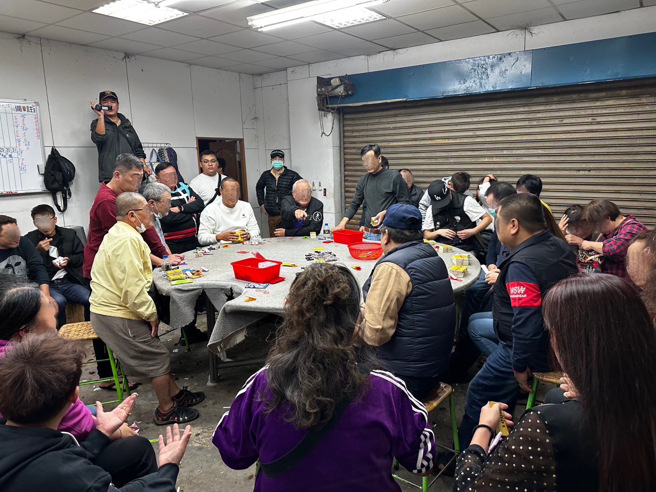 警方于23日凌晨在树林大栋山内一处铁皮屋查获51人聚赌。（图／警方提供）