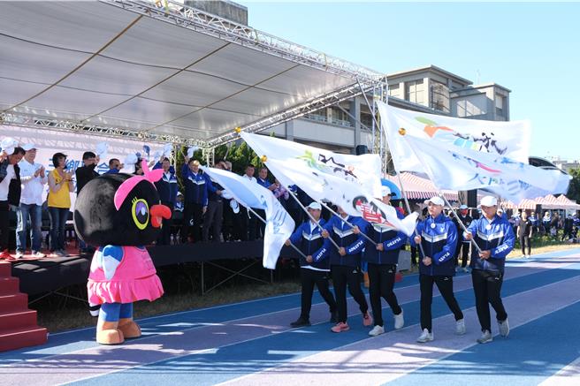 睽违40年重新举办的大隘3乡运动会25日于宝山国中举办，运动员依序进场后，展开一整天的赛事。（邱立雅摄）