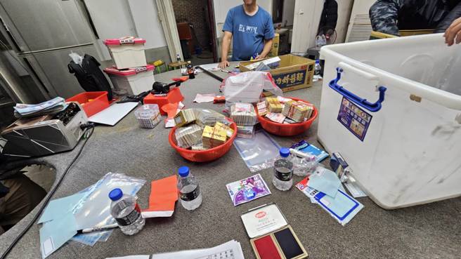 警方于23日凌晨在树林大栋山内一处铁皮屋查获51人聚赌。（图／警方提供）