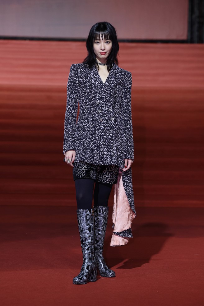 王渝萱在金马60红毯展现俐落干练一面。（图／陈俊吉）