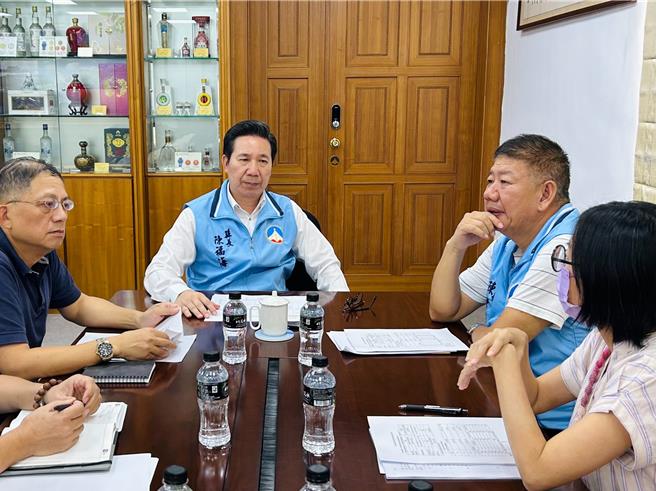 金门县政府近日于议会定期会提送之「金门县歷经战地军管时期老人慰助金自治条例」修文条正案引发喧然大波，县长陈福海(中)今保证任内65岁年金福利不缩水。(图／金门县政府提供)