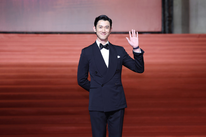 吴慷仁以经典西装造型亮相。（图／星光-陈俊吉）