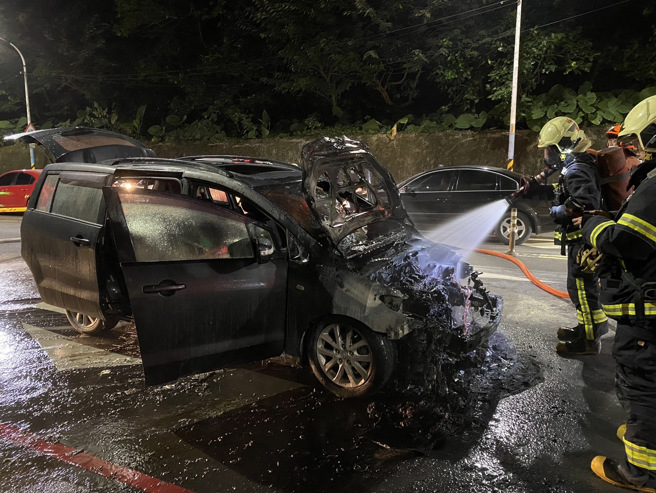 消防队到场将火势扑灭。（消防局提供）