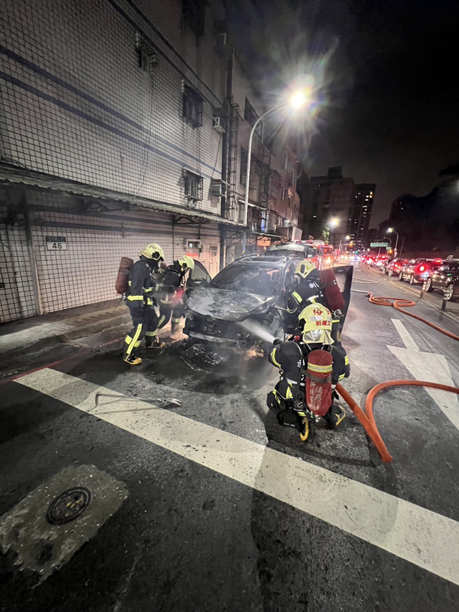 消防队到场将火势扑灭。（消防局提供）