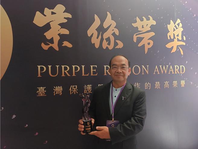 現任屏東家扶中心主任傅敏峯投入兒少工作36年，現年63歲的他25日獲衛福部頒台灣保護服務工作最高榮譽獎「紫絲帶獎」，實至名歸。 （屏東家扶中心提供／謝佳潾屏東傳真）