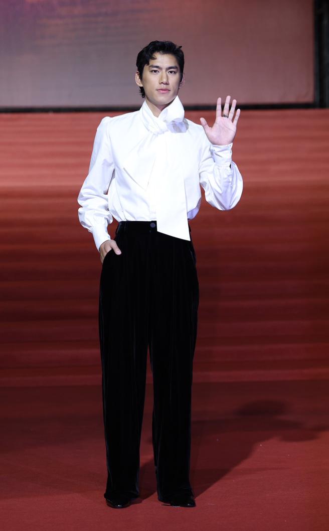主演金馬獎閉幕片《愛情城事》的朱軒洋，穿Saint Laurent白色襯衫搭黑長褲，猶如貴公子上身。（羅永銘攝）