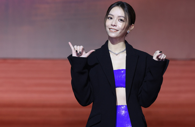 宋芸桦身穿中空礼服搭配同色系长裙，宛如人鱼公主 。（图／星光-陈俊吉摄）