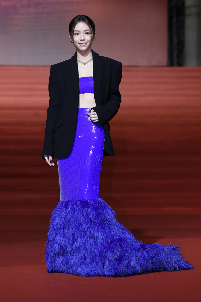 宋芸桦身穿中空礼服搭配同色系长裙，宛如人鱼公主 。（图／星光-陈俊吉摄）