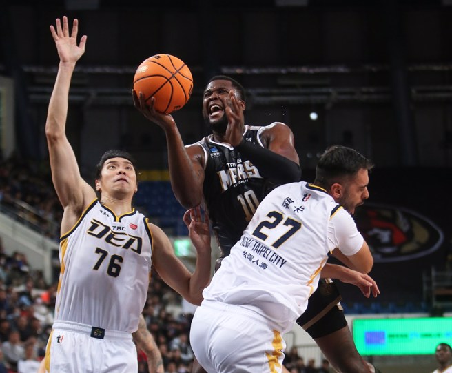 强森(中)强攻禁区遭到曾文鼎(左)、杰卡包夹。(陈怡诚摄)