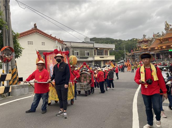 「半岭访源」百二步岭古道行脚活动今（25）日一早热闹展开。（新北市民政局提供）
