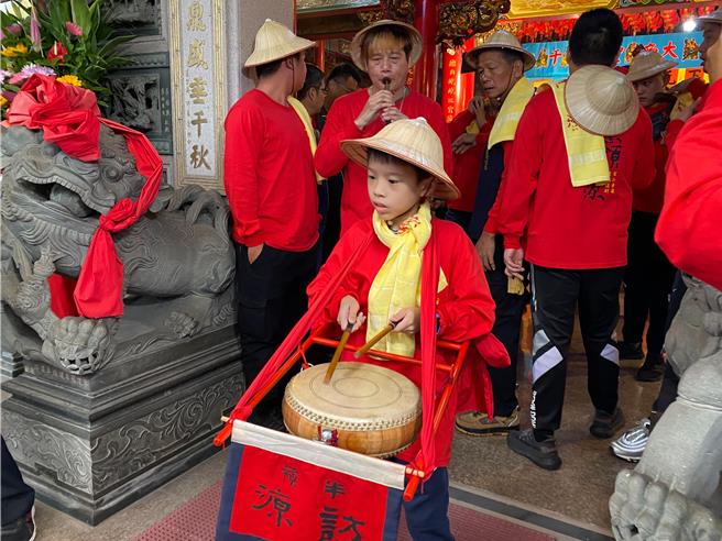 地方青年一同参加半岭访源，体会先祖筚路蓝缕。（新北市民政局提供）