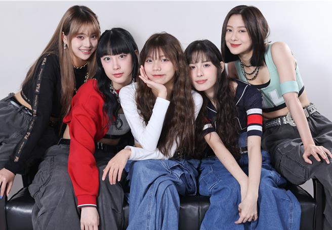 「幻蓝小熊」成员Nico（左起）、BIDO、Vicky、毓、XXIN，推出纪念专辑《FOR YOU》。（陈俊吉摄）