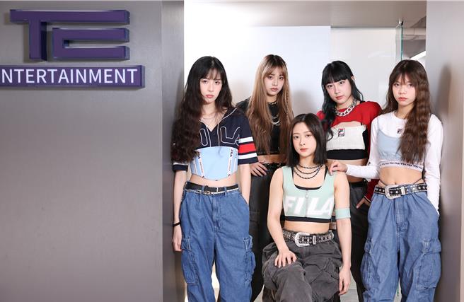 「幻蓝小熊」推出全新纪念专辑《FOR YOU》。（陈俊吉摄）