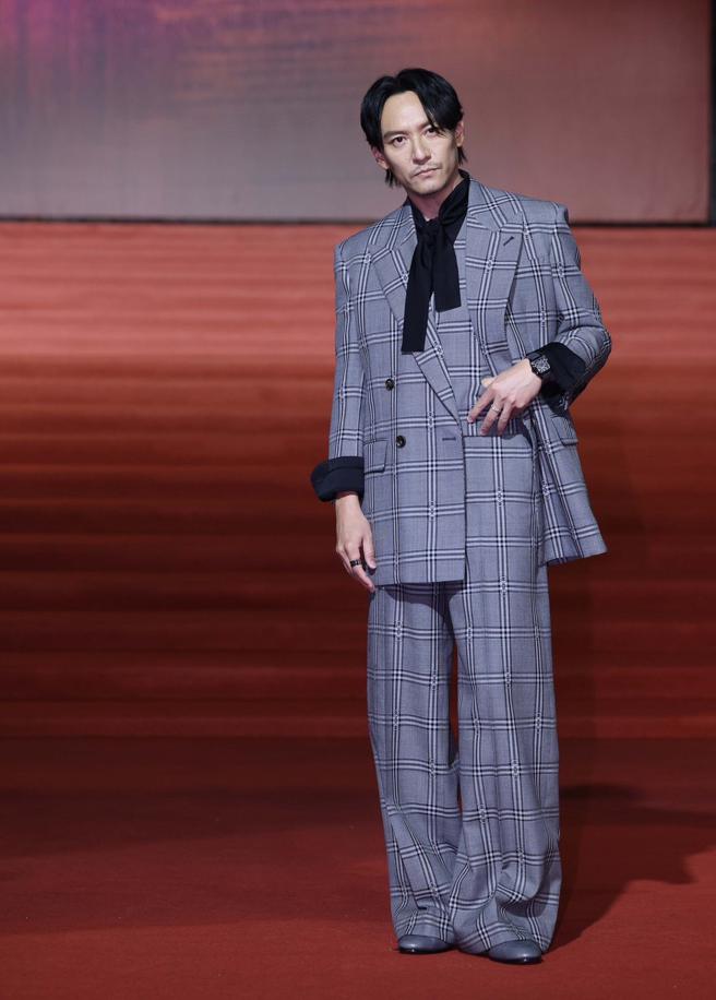 张震穿GUCCI宽版大尺码西装搭卡地亚腕表走红毯，飘逸潇洒。（罗永铭摄）