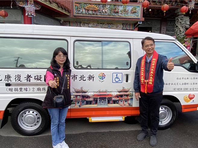 詹淑媚（左）再度以淡水义山集应庙名义捐赠復康巴士 由新北市政府秘书长邱敬斌代表受赠。（新北市社会局提供）