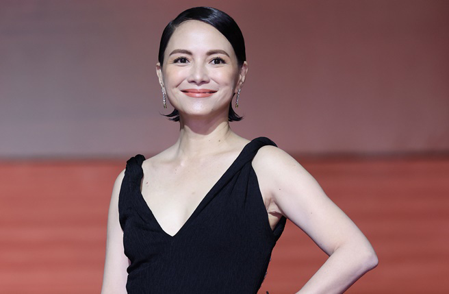 李心洁深V剪裁礼服凸显出傲人好身材 。（图／星光-陈俊吉摄）