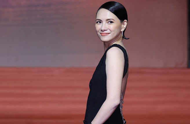 李心洁深V剪裁礼服凸显出傲人好身材 。（图／星光-陈俊吉摄）