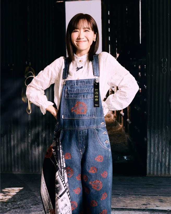 Lulu特别穿着以手工刺绣绣满60个「金马马头」的吊带裤。（天地合娱乐提供）