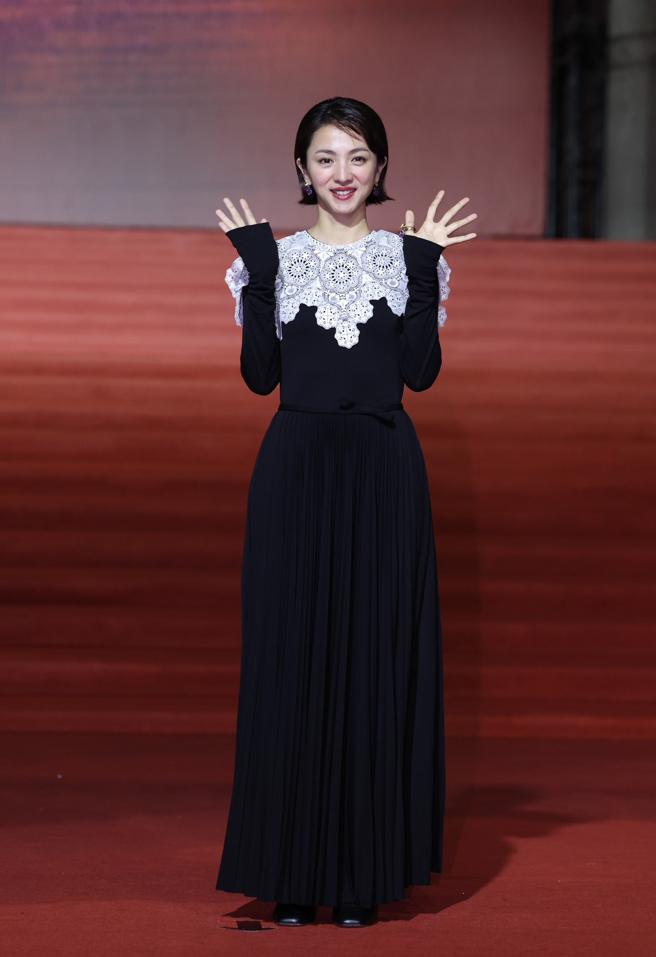 满岛光穿DIOR黑白礼服  ，白色刺绣披肩优雅又可爱。（罗永铭摄）