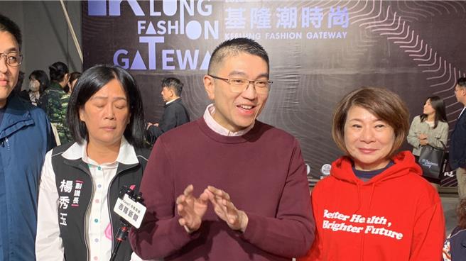 2023「基隆潮时尚」25日于西二仓库举行，并展出潘怡良GIOIA PAN 2024春夏系列「绽」的时尚发表。基隆市长谢国梁（右二）表示，期望透过时尚活动，更能在未来发展西岸码头。（徐佑升摄）