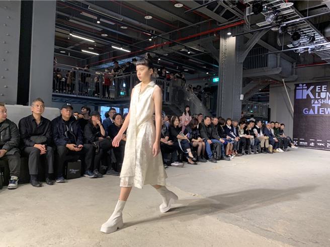2023「基隆潮时尚」25日于西二仓库举行，并展出潘怡良GIOIA PAN 2024春夏系列「绽」的时尚发表。图为模特儿走秀情形。（徐佑升摄）