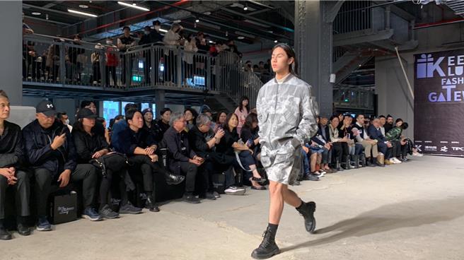 2023「基隆潮时尚」25日于西二仓库举行，并展出潘怡良GIOIA PAN 2024春夏系列「绽」的时尚发表。图为模特儿走秀情形。（徐佑升摄）