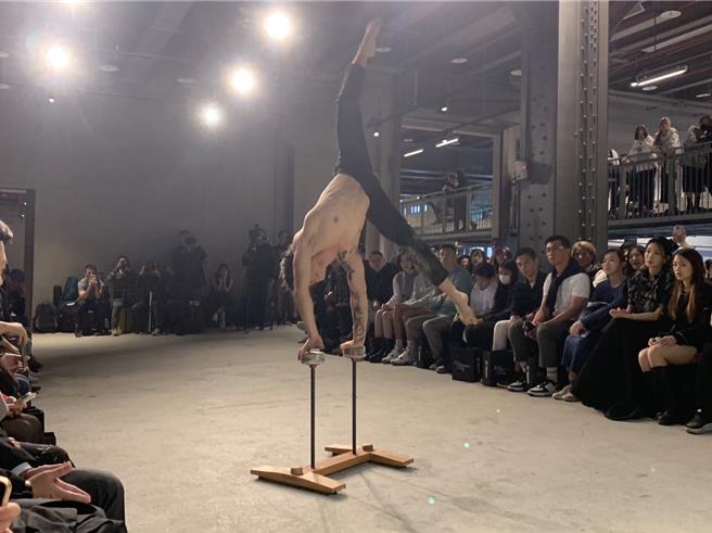 2023「基隆潮时尚」25日于西二仓库举行，并展出潘怡良GIOIA PAN 2024春夏系列「绽」的时尚发表。图为金田创艺艺术总监李冀禹团队，以现代特技舞蹈演出《潮。see》之开场演出。（徐佑升摄）