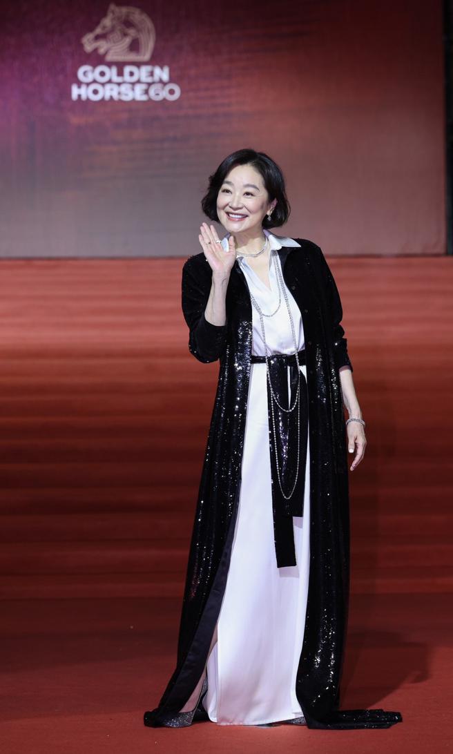 林青霞穿Tom Ford黑白色系礼服，古典优雅如女神降临凡间。（罗永铭摄）