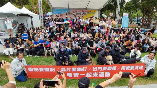 2023毛宝贝幸福耶诞趴今在板桥车站站前广场举行。（新北市动保处提供）