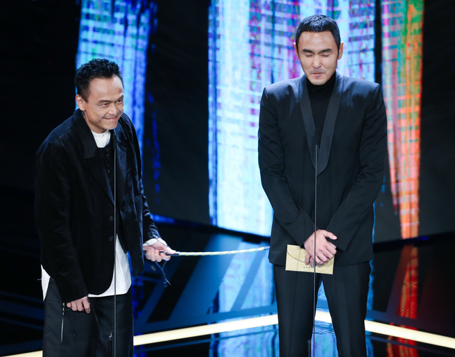 阮经天在台上被陈以文抽打。(图/杜宜谙摄)